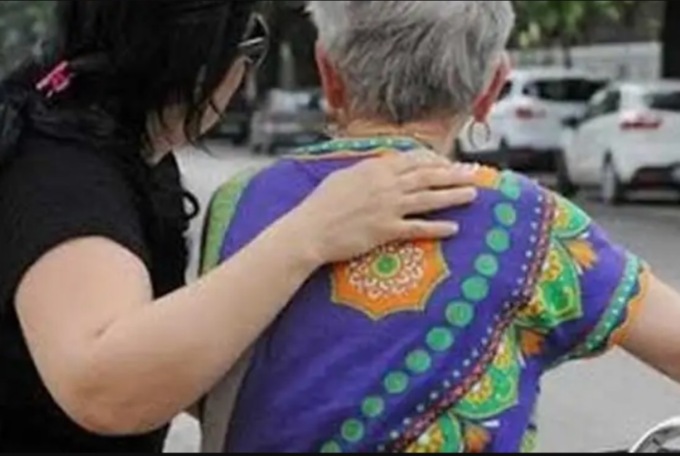 Si finge amica: l’abbraccia e le ruba il bracciale d’oro