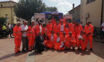 Taglio del nastro per la nuova ambulanza della Croce Bianca