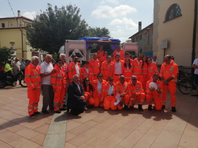 Taglio del nastro per la nuova ambulanza della Croce Bianca