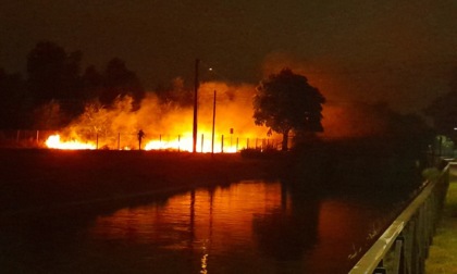 Piromane dà fuoco ai campi: inseguito da un passante che lo fa denunciare