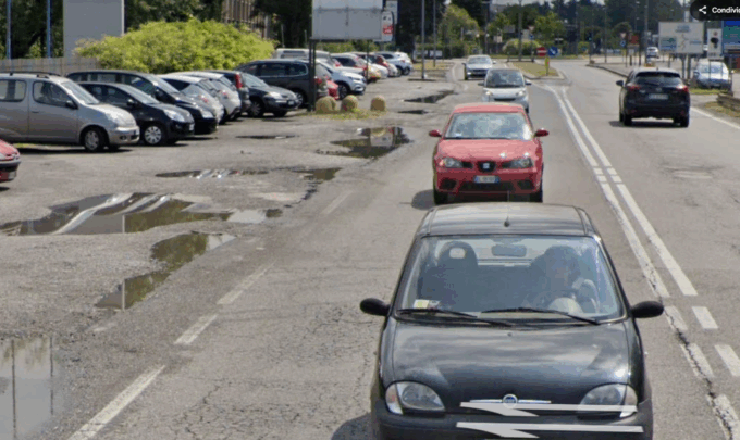 Danni alle auto per le buche in strada: il Comune “concilia” e versa 10.500 euro all’automobilista