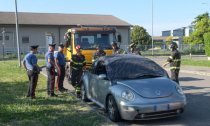 Mentre passeggia vede un'auto e dentro il corpo di un uomo senza vita