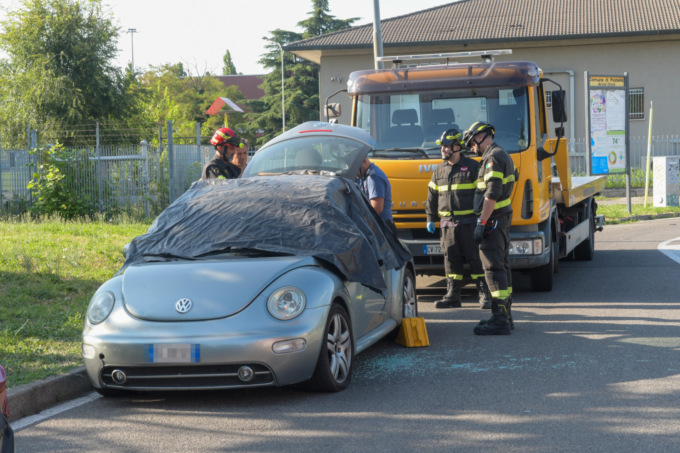 Umo senza vita trovato in auto a Pioltello