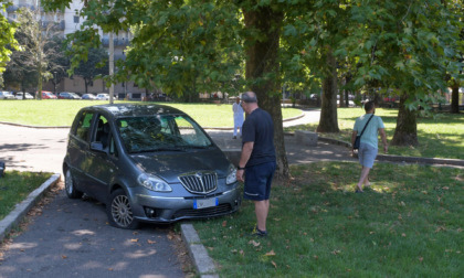 Travolto da un'auto sul marciapiede: la Polizia Locale indaga sull'incidente
