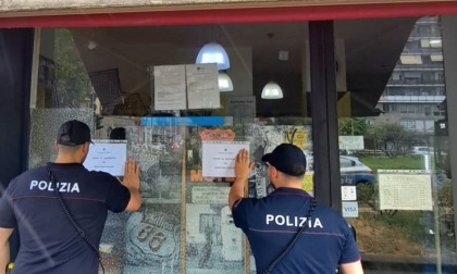 Droga nascosta dietro una slot e clienti pregiudicati: il questore chiude un bar