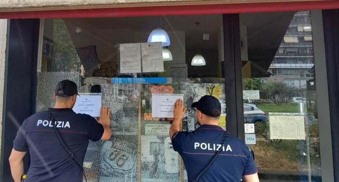 Droga nascosta dietro una slot e clienti pregiudicati: il questore chiude un bar