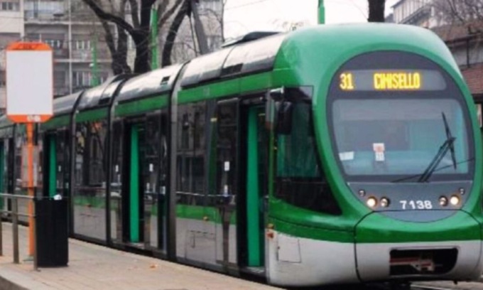 Fratelli assaliti da una gang alla fermata del tram: 32enne accoltellato alla schiena