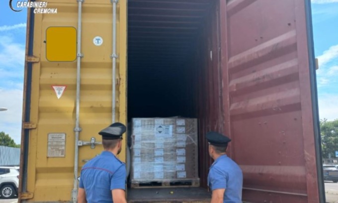 Rubano un camion con un carico di profumi da 4 milioni di euro: finiscono in manette