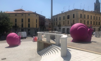 Animali giganti di plastica sbarcano a Cassano d'Adda