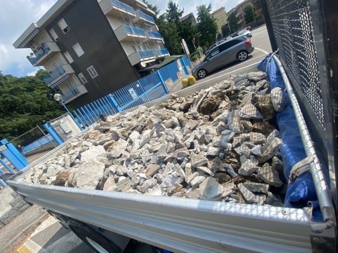 Un lavoratore in nero beccato a trasportare abusivamente un carico di rifiuti inerti