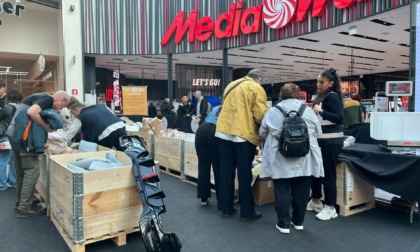 Tornano al Carosello i pacchi smarriti da acquistare un tanto al chilo: 2 euro per 100 grammi... a sorpresa