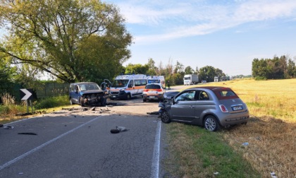 Violento scontro frontale tra auto e furgone: due feriti