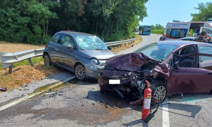 Frontale tra auto: due ambulanze, automedica e Vigili del fuoco. Strada chiusa per i soccorsi