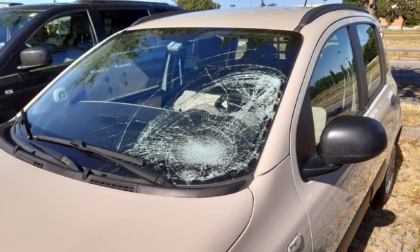 Centrato in pieno da un'auto mentre è in sella alla bici: paura a Pioltello