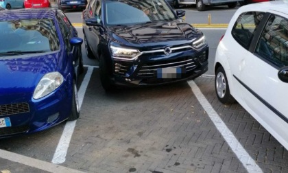 "Stalli di sosta troppo stretti, se lasci l'auto non riesci a scendere"