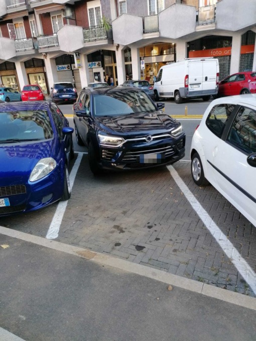 “Stalli di sosta troppo stretti, se lasci l’auto non riesci a scendere”