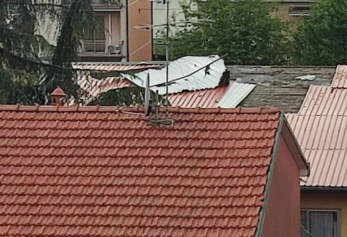 Danni al tetto della scuola elementare: cantiere in corso per risolvere il problema