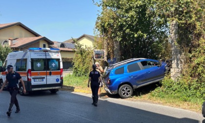 Perde il controllo dell'auto e si schianta contro il portale di villa Sioli