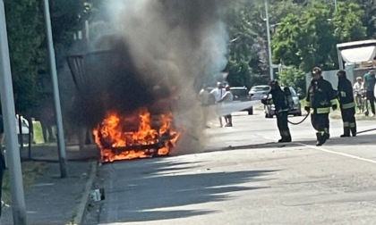 Furgone prende fuoco mentre è in marcia, paura in zona industriale