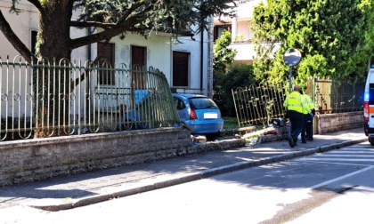 Sfonda la cancellata di una villetta con l'auto e investe una donna