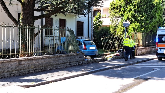 Sfonda la cancellata di una villetta con l’auto e investe una donna