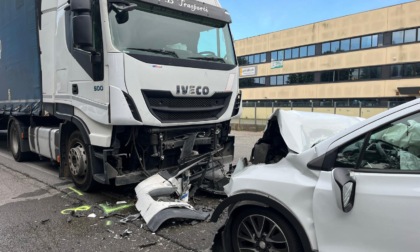 Frontale con un camion: è morto il 70enne alla guida dell'auto
