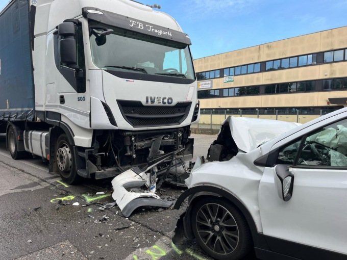 Frontale con un camion: è morto il 70enne alla guida dell’auto