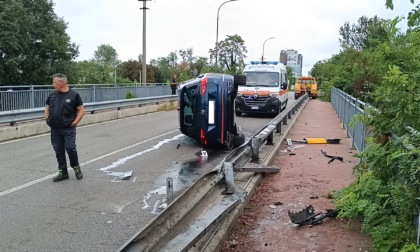 Sbatte contro il guardrail e si ribalta: paura in via Mazzini