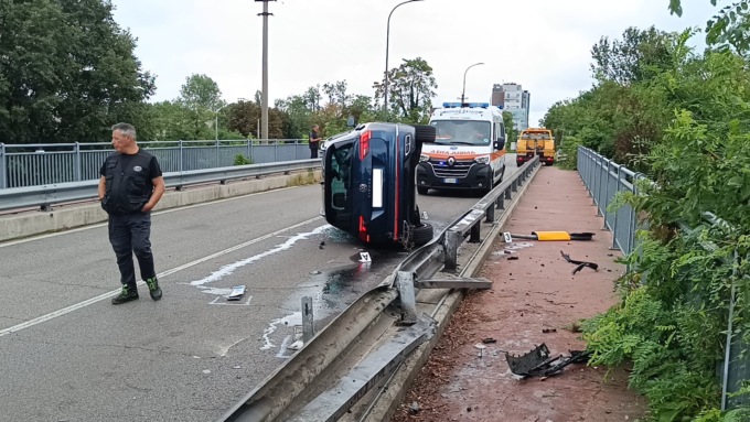 Sbatte contro il guardrail e si ribalta: paura in via Mazzini