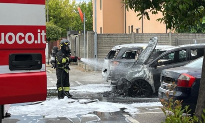 Auto in fiamme in via Alberti, intervento di Vigili del fuoco e Polizia Locale