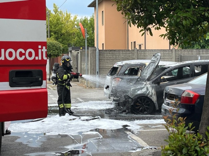 Auto in fiamme in  via Alberti, intervento di Vigili del fuoco e Polizia Locale