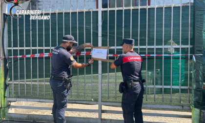 Capannone trasformato in discarica abusiva e lavoratori in nero: scattano sequestro e denunce