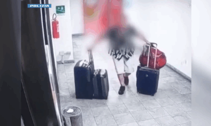 Ruba bagagli in un'auto in sosta  in un parcheggio coperto: preso dalla Polizia