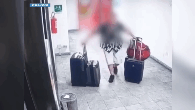 Ruba bagagli in un’auto in sosta  in un parcheggio coperto: preso dalla Polizia