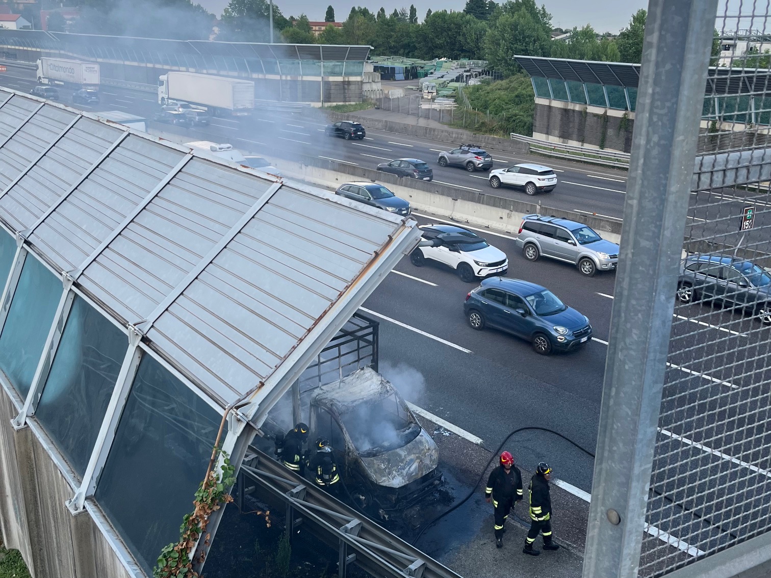 trezzo sull'adda a4 furgone in fiamme