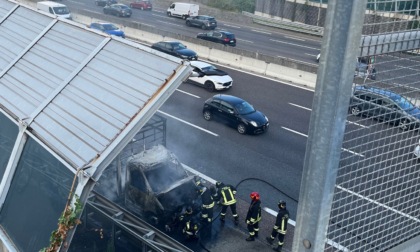 Furgone in fiamme, colonna di fumo nero sull'autostrada A4