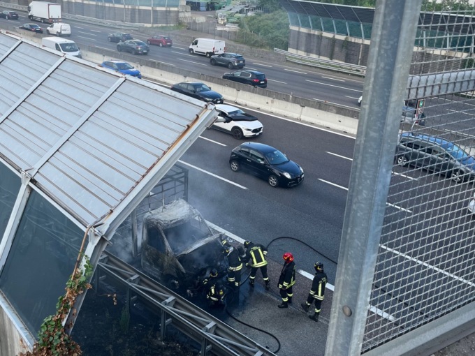 Furgone in fiamme, colonna di fumo nero sull’autostrada A4