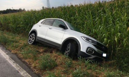 Perde il controllo dell'auto, esce di strada e finisce nel granturco