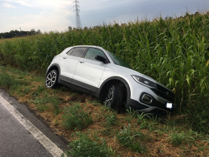 Perde il controllo dell’auto, esce di strada e finisce nel granturco
