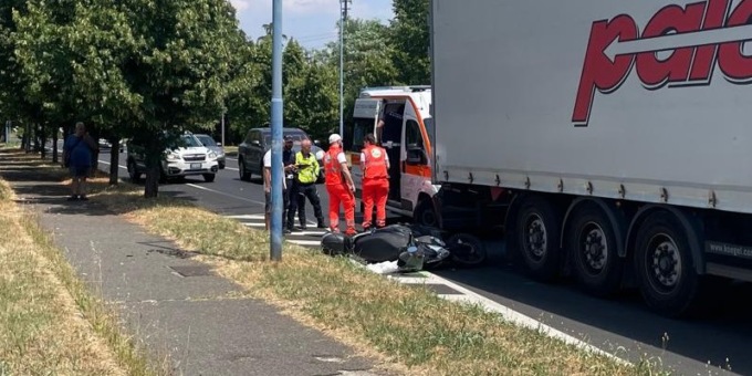 Motociclista ferito in un incidente: intervengono ambulanza e automedica