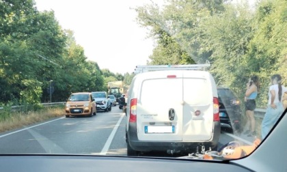 Moto tampona un furgone sulla Provinciale: ferito un 30enne, traffico in tilt