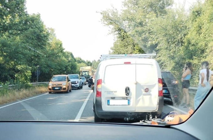 Moto tampona un furgone sulla Provinciale: ferito un 30enne, traffico in tilt
