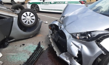 Anziane in auto si schiantano all'incrocio e una si ribalta