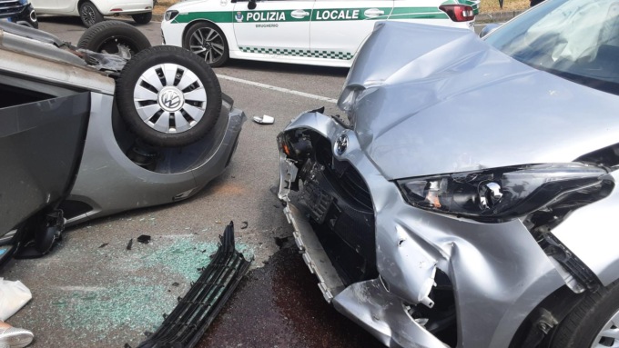 Anziane in auto si schiantano all’incrocio e una si ribalta