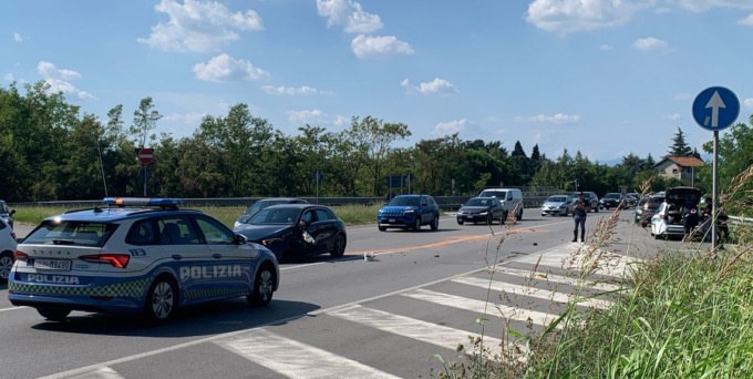 Incidente tra auto e moto sulla Sp13: due feriti e code