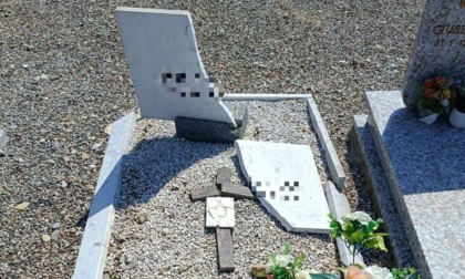 Va al cimitero e trova la lapide spezzata della tomba