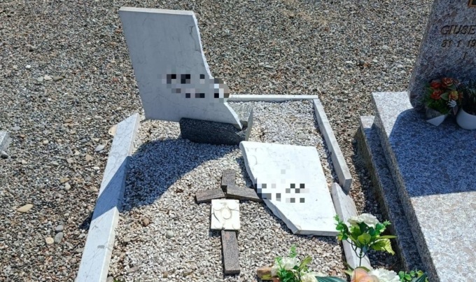 Va al cimitero e trova la lapide spezzata della tomba
