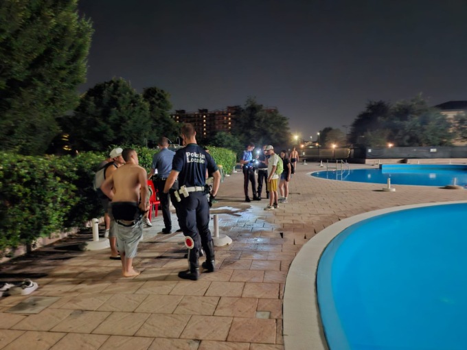 Bagno notturno a scrocco in piscina: otto denunciati