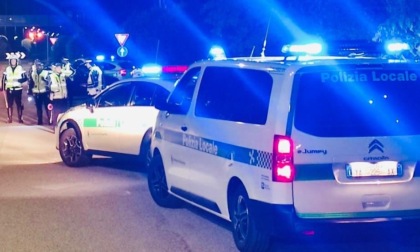 La Polizia Locale intercetta i ladri su una macchina rubata e recupera l’auto