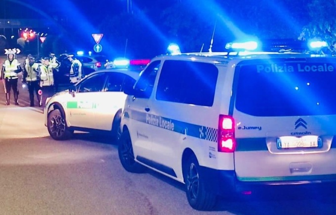 La Polizia Locale intercetta i ladri su una macchina rubata e recupera l’auto